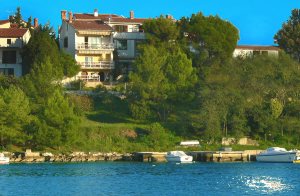  I fiskerlejet Banjole ligger denne enkle og rummelige ferielejlighed med velholdte møbler. Beliggenheden på en bakke sørger for en fantastisk panoramaudsigt over vandet. Talrige bugter, halvøer o ...