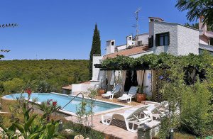  Ferielejligheder med udsigt over havet. CIB127 og CIB128 ligger i underetagen, CIB155 på 1. sal. Der er gynge, sandkasse og bordtennis til rådighed for gæsterne. Åben indretning og ingen døre me ...