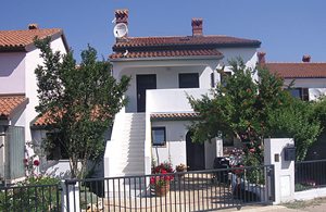  Komfortabel ferielejlighed med en rolig beliggenhed. Hvis I deltager i de kreative workshops, som husejerne arrangerer, får I rabat. To børnecykler er inkluderet i lejeprisen. ...