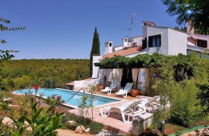  Hyggelige ferielejligheder med havudsigt. Særdeles velegnede for børnefamilier da her er en have med sandkasse, gynge og bordtennis. Eller slap af i en af de mange bugte med naturstrande. Byen Pula ...