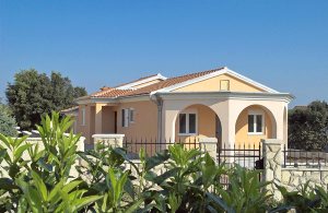  Nyere hus med moderne faciliteter, ideel til en række venlige familier, der ønsker at rejse sammen på ferie. Huset består af tre lejligheder, hver med en separat indgang. Den smukke swimmingpool  ...