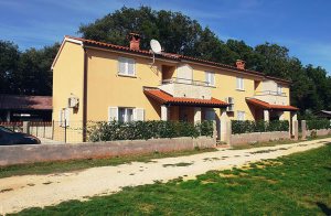  I byen Banjole nær det fredede naturområde Kap Kamenjak ligger disse nyindrettede ferielejligheder, der byder på rigelig med plads til to familier. De smukke strande samt de mange spændende aktiv ...