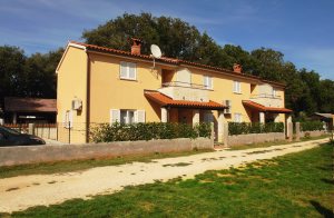  I byen Banjole nær det fredede naturområde Kap Kamenjak ligger disse nyindrettede ferielejligheder. De smukke strande samt de mange spændende aktiviteter sommeren over er med til at give jer en de ...