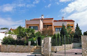 I den rolige del af byen ligger disse praktisk indrettede ferielejligheder. Nyd de afslappende aftener i den lukkede have. I nærheden ligger naturområdet Kap Kamenjak med vidunderlige små bugter. ...