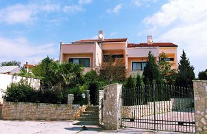  Enkelt indrettede ferielejligheder beliggende i en rolig bydel. I den indhegnede have kan I rigtig slappe af. Lige i nærheden ligger den skønne naturpark Kap Kamenjak med flere dejligt badebugter.  ...