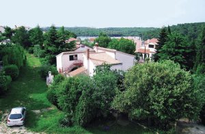  I fiskerbyen Banjole ligger denne enkelt indrettede ferielejlighed. I nærheden strækker de lange strande sig som i Kap Kamenjak, et uberørt naturområde med vidunderlige bugter. Vores tip: besøg  ...