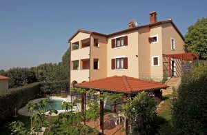  I Vinkuran, en hyggelig lille by ved Banjole, ligger disse hyggelige ferielejligheder. I den velholdte have, der deles med husejeren, kan I slappe af i skyggen eller hoppe i den forfriskende swimming ...