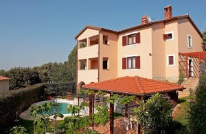  I Vinkuran, en hyggelig lille by ved Banjole, ligger disse hyggelige ferielejligheder. I den velholdte have, der deles med husejeren, kan I slappe af i skyggen eller hoppe i den forfriskende swimming ...