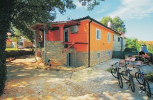  Dejlig, renoveret dobbelthus der består af en høj stueetage og en kælder, der er forbundet med hinanden både indendørs og udendørs. Huset er praktisk og moderne udstyret. I opholdsstuen sørger ...