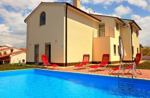  Rigtig dejligt og moderne indrettet feriehus i to etager beliggende i et kvarter med flerfamiliehuse. Huset er indrettet med stilfulde møbler. I underetagen ligger bl.a. køkkenet og den rummelige s ...