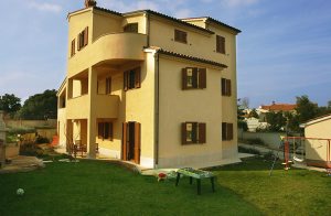  Moderne ferielejlighed i Banjole i nærheden af Pula. Lejligheden består af to mindre boliger med samme indgang, men med eget køkken, bad og stue. I den flotte fælleshave, er der masser af plads t ...