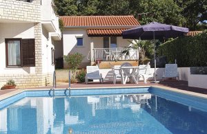  Dette lille og nyindrettede feriehus ligger i et lille kompleks sammen ferielejlighederne CIE116-118. De fredelige og idylliske omgivelser indbyder til en fabelagtig ferie. Den kendte by Porec med ma ...