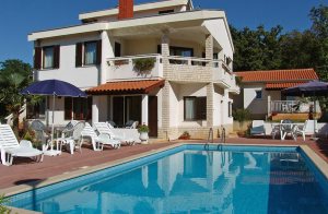  Denne nye, moderne og praktiske ferielejlighed ligger i et lille kompleks med CIE115, CIE116 og CIE117. Det er et godt udgangspunkt for vandre- og cykelture i det smukke område. Besøg vinruten, hvo ...