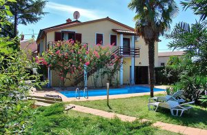  Kun ti minutters bilkørsel fra Porec findes dette flot indrettede feriehus med en dejlig, velholdt have. Det består af fire enheder af hvilke to befinder sig i stueetagenn og er forbundet med hinan ...