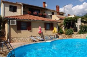  I disse idylliske omgivelser ligger denne roligt og praktiske indrettede ferielejlighed. Tag en forfriskende dukkert i swimmingpoolen eller tilbered lækker mad til familien på grillen. Der findes m ...