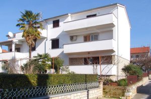  Denne skønne feriebolig ligger kun 5 minutters gang fra byen Porec og strandende. Lejligheden ligger i et hyggeligt kvarter. Lejligheden er praktisk og hyggeligt indrettet, og ligger i nærheden af  ...