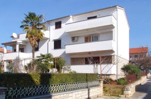  Denne ferielejlighed ligger i et boligkvarter kun 5 minutters gang fra stranden og byen Porec. Lejligheden er praktisk og hyggeligt indrettet, og ligger i nærheden af flere gode restauranter. I omr� ...