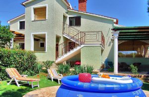  Denne ferielejlighed ligger in den lille og meget rolige by Vabriga. Den består af to enheder og er meget hyggeligt og pænt indrettet. En fælles have byder på meget plads til børnenes leg. På v ...