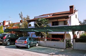  I den rolige by Finida nær Porec ligger disse hyggeligt indrettede og velholde ferielejligheder. Kun 10 minutters kørsel fra huset finder I dejlige badestrande og byens centrum med bl.a. mange souv ...