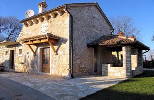 Dette ældre hus i typisk istrisk stil, der for nyligt er blevet renoveret, er et perfekt lille sted at holde ferie. I stueetagen finder I køkkenet, spisestuen og badeværelset. På første sal ligg ...