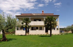  Praktiske lejligheder (se også CIE244 og CIE246) i rustikal stil, som ligger i en villa omgivet af en velplejet have og Konoba. ...