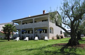  Praktiske lejligheder (se også CIE244 og CIE245) i landlig stil i et familiehus med have og konoba. ...