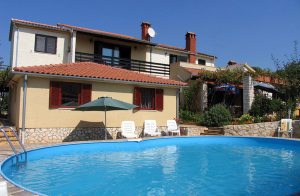  I idylliske og rolige omgivelser ligger denne hyggeligt indrettede ferielejlighed. Nyd en svømmetur i swimmingpoolen eller tilbered velsmagende fiske- og kødretter på grillen. Hertil anbefaler vi  ...