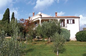  Hold ferie på landet og oplev en rigtig efterårshøst, asparges- og svampesæsonen om foråret, badeglæde om sommeren og vinterens milde klima. Enhver årstid bliver til en stor oplevelse i dette  ...