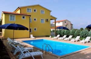 I et smukt familiehus ligger disse hyggeligt indrettede ferielejligheder (se også CIE286). Her bor I i rolige omgivelser og dog findes gode aktivitetstilbud i nærheden for turister. Landsbyen er om ...