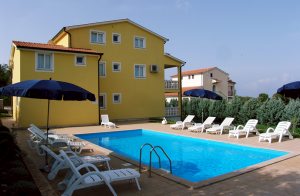  I dette smukke familiehus ligger disse hyggelige lejligheder (se også CIE285). Det er beliggende i rolige omgivelser, men alligevel tæt på aktivitetsmuligheder for turister. Landsbyen er omgivet a ...