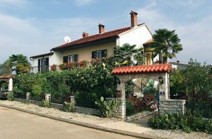  I et roligt område nær badebyen Porec findes denne flotte og praktisk indrettede ferielejlighed med lukket have. Her kan børnene tumle sikkert rundt, mens I også slapper af og nyder de skønne fe ...