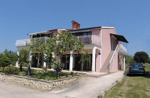  Funktionelt indrettede ferielejligheder med stor græsplæne hvor børnene kan spille bold og lege. Lejlighederne ligger ved Porecs riviera, med maleriske strande og naturligvis byens historiske bymi ...