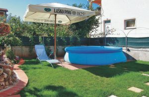  Praktisk indrettet feriehus med indhegnet have. Børnene vil blive meget begejstrede for gyngestativet, legeredskaberne og børnebassinet i haven. Slap af og nyd de hyggelige dage på husets smukke t ...