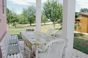  Disse tre praktisk indrettede ferielejligheder råder over en græsplæne, hvor børnene kan lege. Lejlighederne er beliggende ved Porecs riviera, som er imponerende med sin maleriske bugter og den i ...