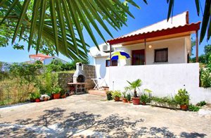  Dette praktiske feriehus nær byen Porec med sine smukke strande og spændende aktiviteter er ideelt til den lille familie. To cykler til rådighed. ...