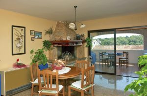  Denne rummelige og hyggeligt indrettede ferielejlighed strækker sig over første sal samt tagetagen med en laveste loftshøjde på 1,20 m. Lejligheden ligger i blot 5 minutters gåafstand fra Riva m ...