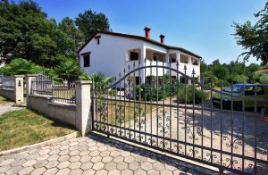  Flot indrettede ferielejligheder i et flerfamiliehus, hvor yderligere en lejlighed bliver lejet ud. De ligger i et roligt område og er omgivet af en stor grund, så børnene har plads at lege på. P ...