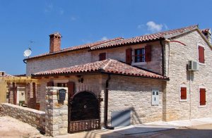  Dette sten rækkehus ligger i en lille landsby Medvinici ved Sv.Lovrec. Huset er rustikt og stilrent bygget i en blanding af sten og træ. I stueetagen er der et køkken mit spisestue og en komfortab ...
