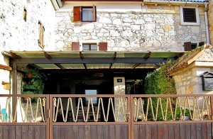  Lille og hyggeligt rækkehus i udkanten af Jasenovica, nær Porec. Huset er indrettet i istrisk stil, med en indhegnet have med dejlige grill, hvor man kan tilberede lækre retter. På den dejlige pr ...