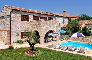  Sætter I pris på små landbyer med ro og fred, en dukkert i poolen på en varm sommerdag, udsigten til et blomstrende landskab, venlige mennesker og hyggelig atmosfære? Så er dette stedet for jer ...