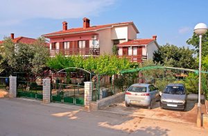  Denne lejlighed med altan ligger i et hus i et roligt område, kun tre kilometer fra den historiske by Pula. Her får både kultur- og naturinteresserede fuld valuta for pengene. I nærheden ligger n ...