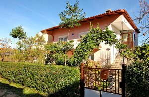  Disse moderniserede og hyggelige ferielejligheder ligger i fiskerlejet Fazana. Her kan I nyde udsigten over landskabet, mens jeres børn leger på den lukkede grund. Tag på udflugt i det smukke land ...