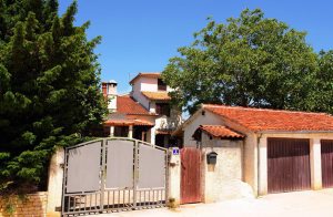  Denne rummelige ferielejlighed strækker sig over stueetagen og 1. sal, som er forbundet med hinanden via en indvendig trappe. Her kan I nyde roen i den indhegnede have. I nærheden ligger mange stra ...