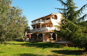 Disse 3 rustikke og moderne indrettede ferielejligheder ligger i et roligt område med udsigt over havet og øen. Husejeren tilbyder et wellnessprogram med afslappende massage, sauna osv. Besøg den ...