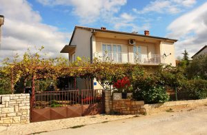  En praktisk indrettet ferielejlighed med en indhegnet have i rolige omgivelser. God beliggenhed i nærheden af en strand. Tag på udflugt til byen Pula eller til fiskerlandsbyen Fazana, hvor der tilb ...