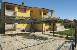  Dette moderne sommerhus ligger i det fredelige område omkring Valbandon, der er en lille by kun få minutter fra stranden. Huset er funktionelt indrettet, og består af 3 boligenheder, de er forbund ...