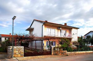  Disse to ferielejligheder har udendørs-forbindelse og råder over en indhegnet have. Lejlighederne ligger i et roligt område tæt på gode strande. Vi anbefaler at i besøger byerne Pula og Fazana, ...