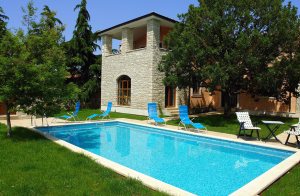  Peroj ligger inde i landet i Istrien ikke langt fra Fazana. I Peroj er der værdifulde, arkæologiske fund fra romertiden, som I bør se, når I holder ferie i et område med en rig historisk arv, fj ...