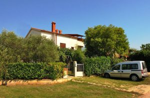  I nærheden af byen Pula ligger denne hyggelige ferielejlighed. Lejligheden er indvendigt beklædt med lyst træ, hvilket giver en speciel rummelighed og varme. Den dejlige strand er lige i nærheden ...