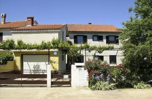  Denne dejlige og velholdte ferielejlighed ligger i den lille by Valbandon. Lejligheden er praktiskt indrettet og der er en skøn terrasse med grill. I haven er gæsterne velkomne til at forsyne sig f ...